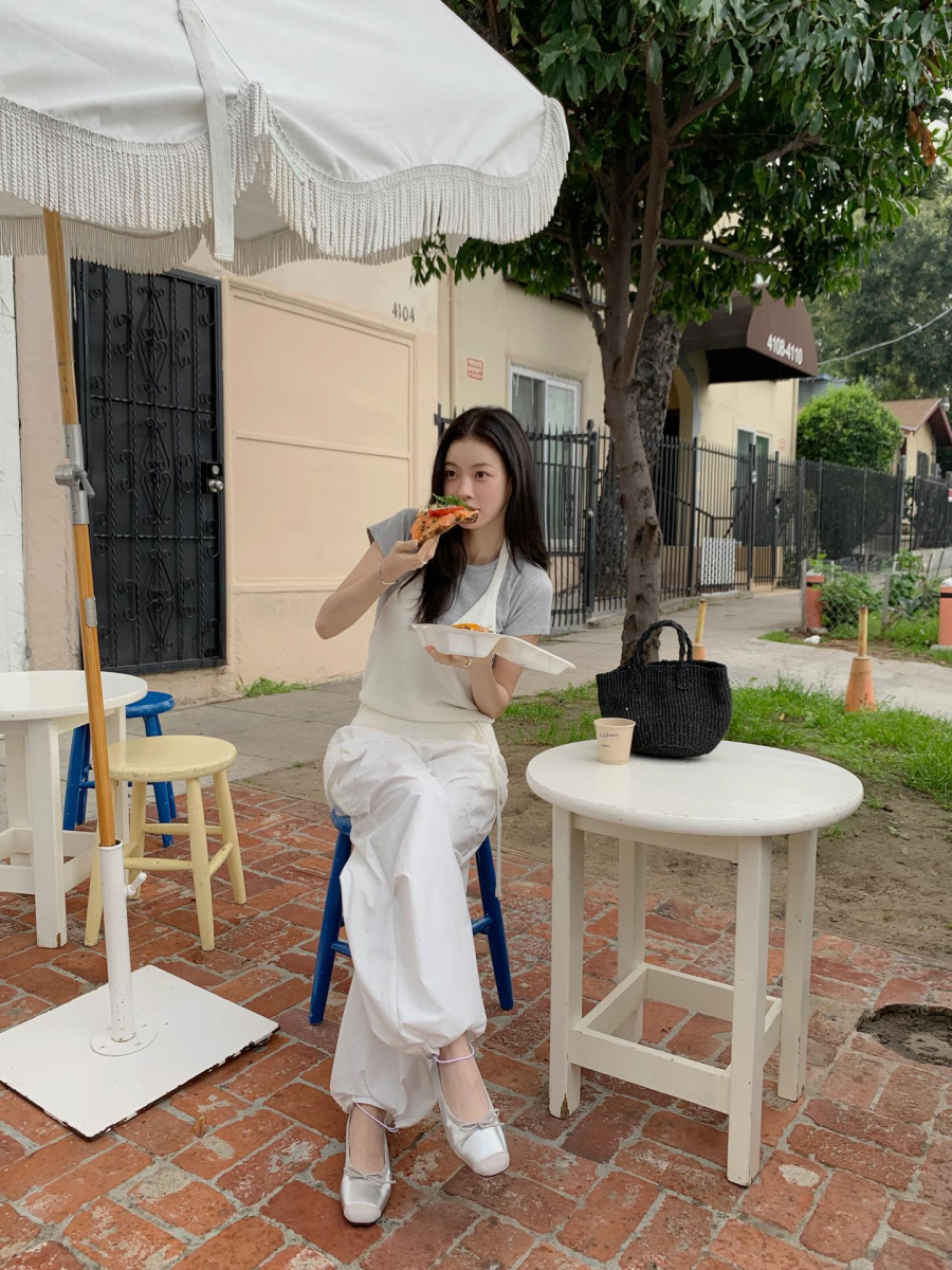 Tông màu chủ đạo vẫn xoay quanh các gam trung tính hoặc pastel nhẹ, dễ dàng kết hợp với nhiều kiểu Shbet999 com đăng nhập như váy midi, chân váy chữ A