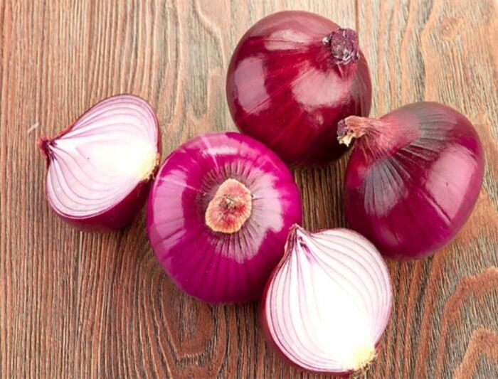Một trong những điểm nổi bật của hành tây tím là hàm lượng chất chống oxy hóa cao, đặc biệt là quercetin. 