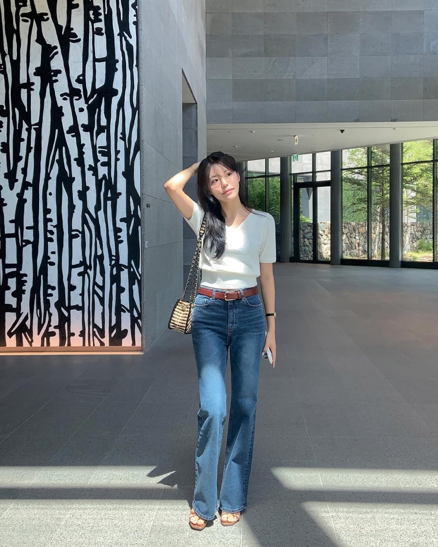 Khi đi cùng quần jeans ống rộng, kiểu áo này mang lại vẻ ngoài mềm mại, nữ tính nhưng vẫn giữ được nét hiện đại