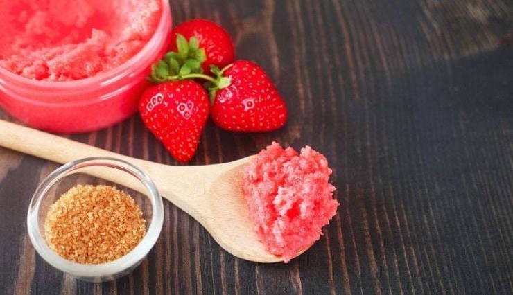 Các acid tự nhiên trong dâu tây cũng có thể hỗ trợ loại bỏ lớp tế bào chết trên môi.