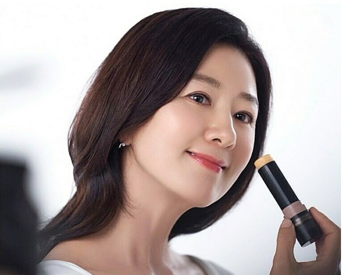 Ở tuổi gần 60, Kim Hee Ae vẫn duy trì Mừng SHBET phiên bản mới 2025 mịn màng và thần thái điềm tĩnh đặc trưng.