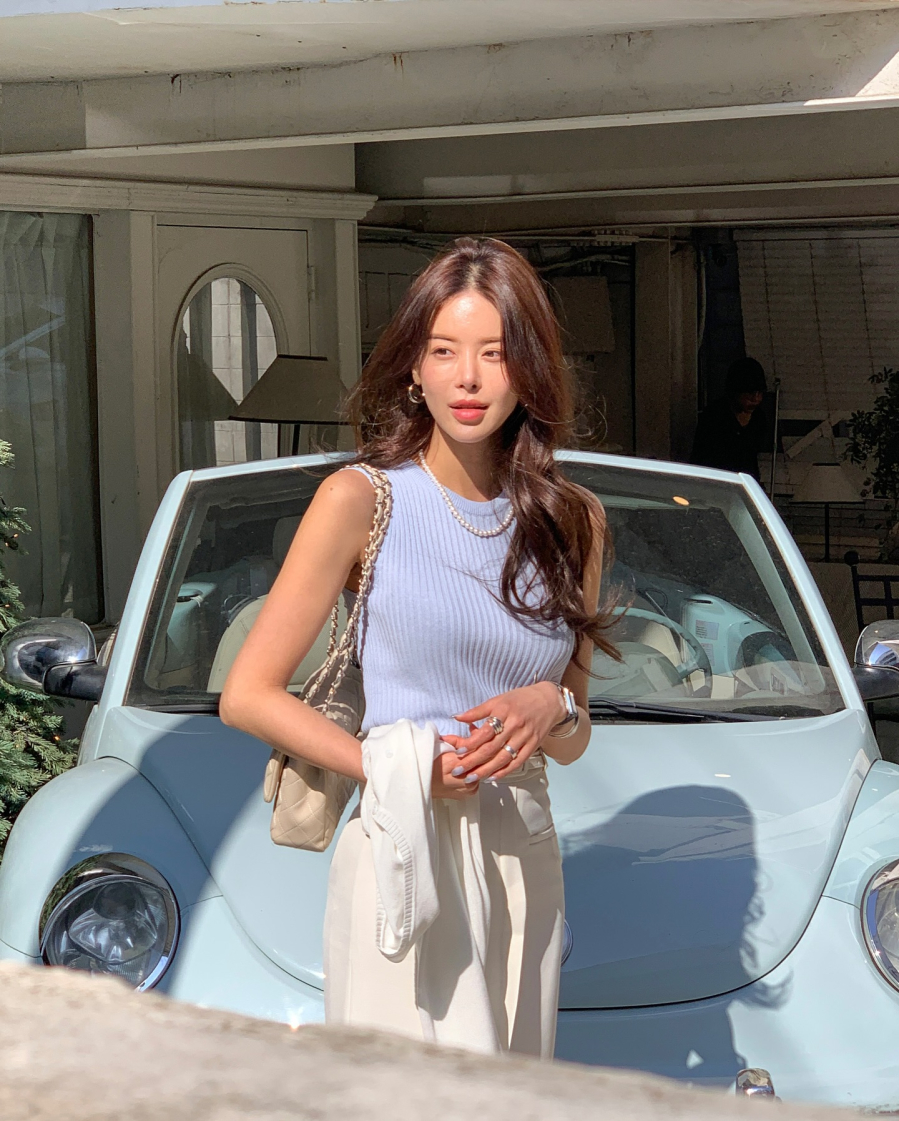 Các thiết kế như croptop, áo hai dây hoặc cổ vuông mang đến cảm giác nữ tính, đồng thời tôn lên đường nét Sh88bet đăng ký miễn phí một cách tinh tế.