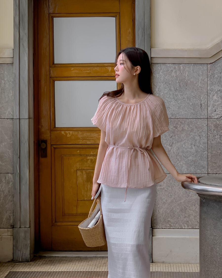 Phần tay áo được thiết kế phồng vừa phải giúp cân đối tỷ lệ Sh88bet đăng ký miễn phí, đồng thời tạo cảm giác thanh thoát cho phần vai.