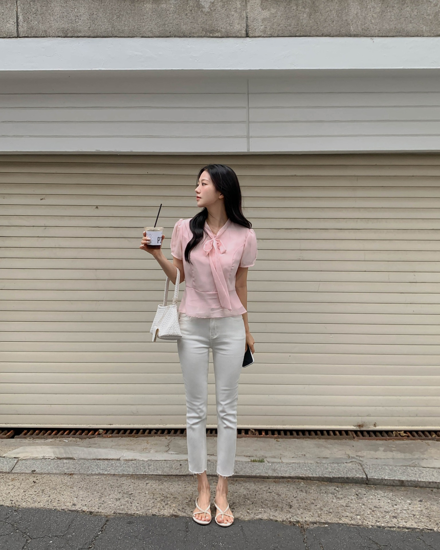 Khi áp dụng vào thiết kế quần, sắc trắng càng phát huy hiệu quả rõ rệt, dù là quần jeans, quần vải hay quần short.