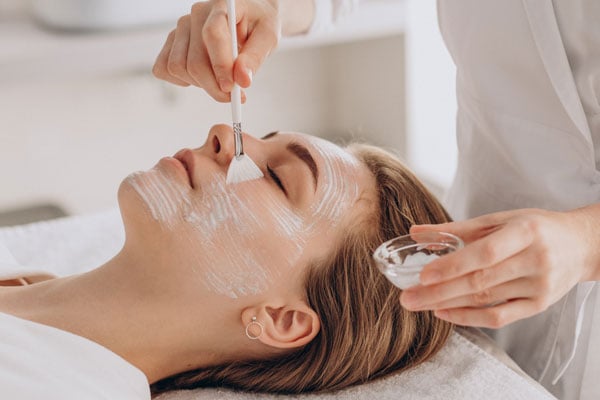Khi da thiếu nước, tuyến bã nhờn sẽ hoạt động mạnh hơn để bù đắp, khiến da càng dễ bóng nhờn. 
