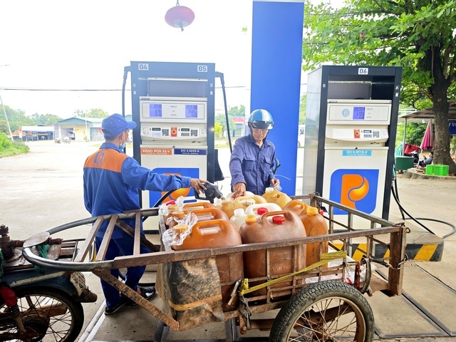 Cụ thể, xăng RON 95-V được điều chỉnh tăng từ 31.090 đồng/lít lên 34.240 đồng/lít, tương đương mức tăng 3.150 đồng/lít. Tương tự, xăng RON 95-III cũng tăng từ 30.690 đồng/lít lên 33.840 đồng/lít.    