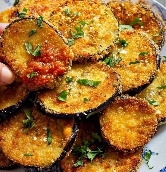 Để tăng hương vị, anh Hầu thường xào hoặc nhúng bột chiên ngập dầu rau củ, đậu hũ.
