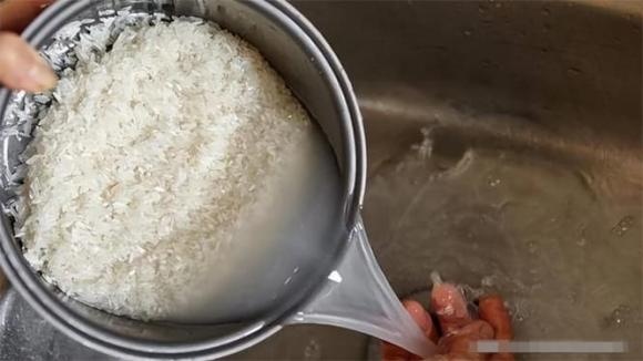 “Mẹ ơi, mình giữ lại nước này nhé…” – cuối cùng tôi cũng lên tiếng. Mẹ nhìn tôi ngạc nhiên: “Giữ làm gì, để một lúc là hỏng thôi.”    