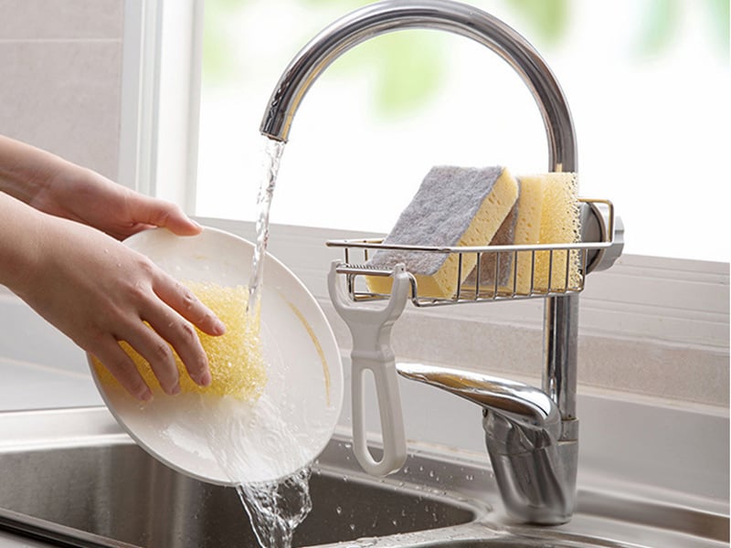 Bác sĩ cảnh báo, khi chất tẩy rửa đã đạt đến ngưỡng làm sạch cần thiết, việc dùng thêm không những không tăng hiệu quả mà còn gây lãng phí. Ảnh minh họa