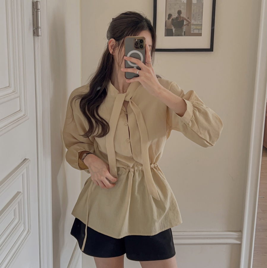 Các kiểu áo có đường chiết eo, dây buộc, dáng peplum hoặc ôm nhẹ phần eo giúp tạo nên đường cong rõ ràng, từ đó khiến vóc dáng trông cân đối và gọn gàng hơn.