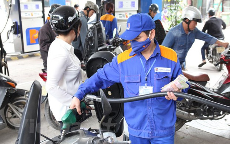 Việc điều chỉnh lần này được đánh giá là bám sát xu hướng giảm sâu của giá xăng dầu thế giới, qua đó giúp giá trong nước vận động theo cơ chế thị trường có sự quản lý của Nhà nước. 