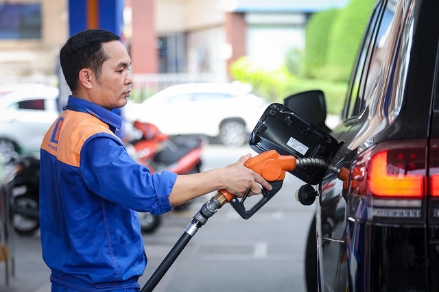 Bộ Công Thương cho biết sẽ tiếp tục phối hợp chặt chẽ với các cơ quan chức năng tăng cường công tác kiểm tra, giám sát thị trường, bảo đảm nguồn cung xăng dầu ổn định, không để xảy ra tình trạng gián đoạn hay đầu cơ, găm hàng.