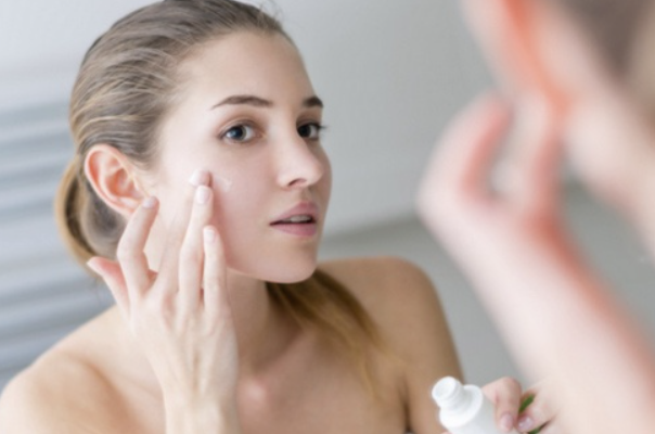 Có thể sử dụng các sản phẩm dưỡng hoặc thuốc mỡ theo hướng dẫn để tạo lớp màng bảo vệ, đồng thời giữ nước cho da.