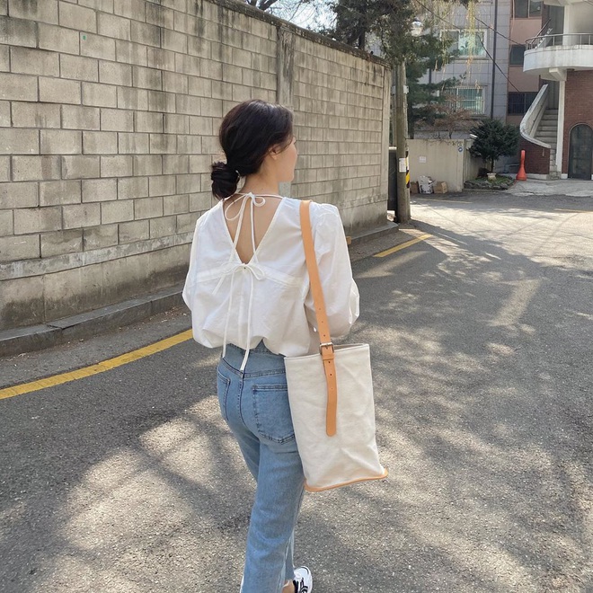 Nếu muốn làm mềm tổng thể Shbet999 com đăng nhập, áo blouse là lựa chọn phù hợp khi phối cùng quần jeans. 