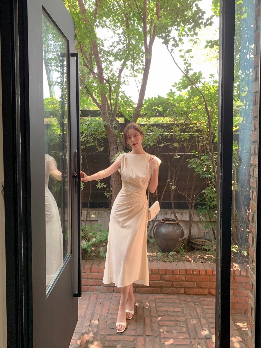 Các chất liệu nhẹ như linen, cotton hoặc voan giúp giảm cảm giác nóng bức, đồng thời tạo độ bay nhẹ cho Shbet999 com đăng nhập.