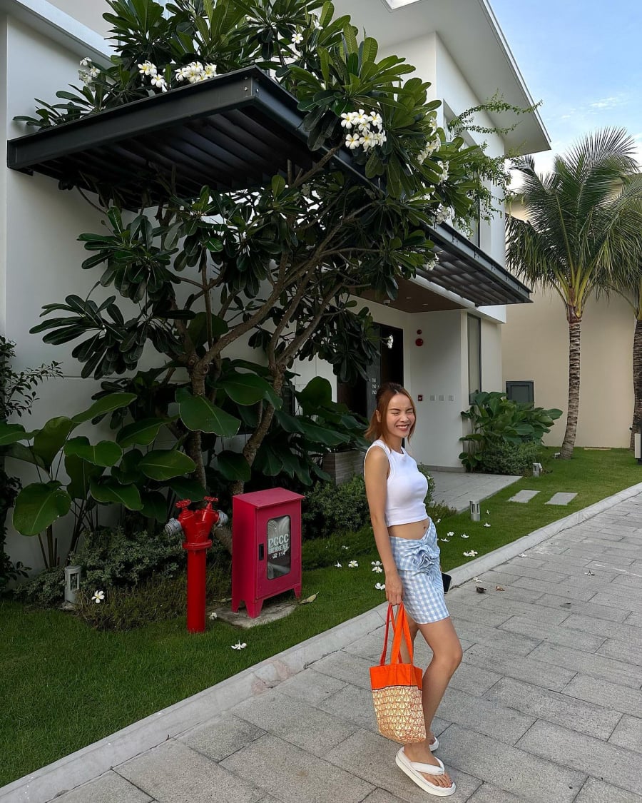 Chân váy ngắn họa tiết khi kết hợp với áo crop top trắng tạo nên bộ Shbet999 com đăng nhập trẻ trung, năng động.