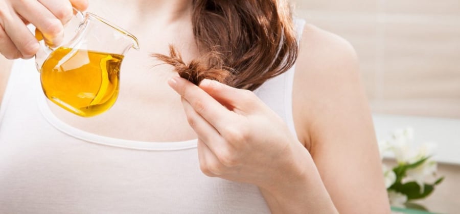 Khi thoa lên phần thân và đuôi tóc rồi ủ trong thời gian ngắn trước khi gội, dầu giúp bổ sung độ ẩm, giảm tình trạng khô xơ.