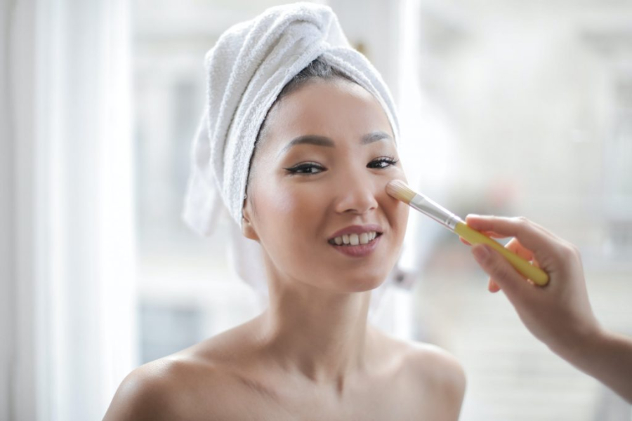 Một trong những điểm khác biệt lớn trong cách rửa mặt của phụ nữ Nhật là không dùng tay chà xát trực tiếp lên da. 