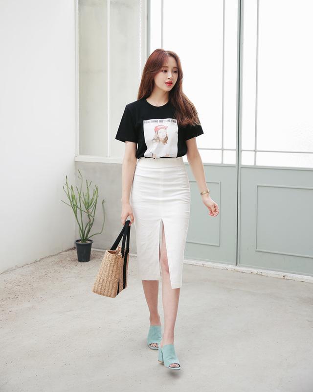  Chi tiết xẻ nhỏ ở phía trước hoặc bên hông không chỉ giúp tổng thể bớt đơn điệu mà còn tạo hiệu ứng kéo dài đôi chân. 