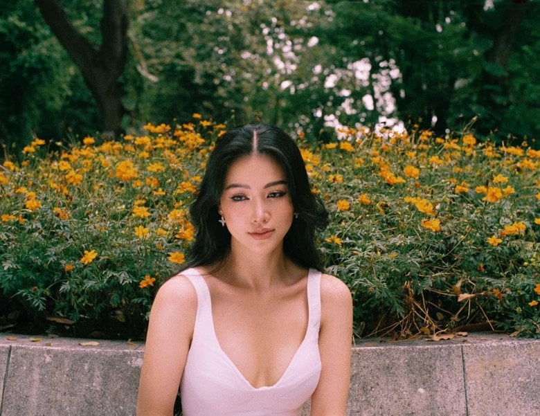 Phương Khánh từng trải qua giai đoạn tóc rụng nhiều, thưa rõ da đầu nhưng đã cải thiện đáng kể nhờ phương pháp chăm sóc từ nguyên liệu thiên nhiên.