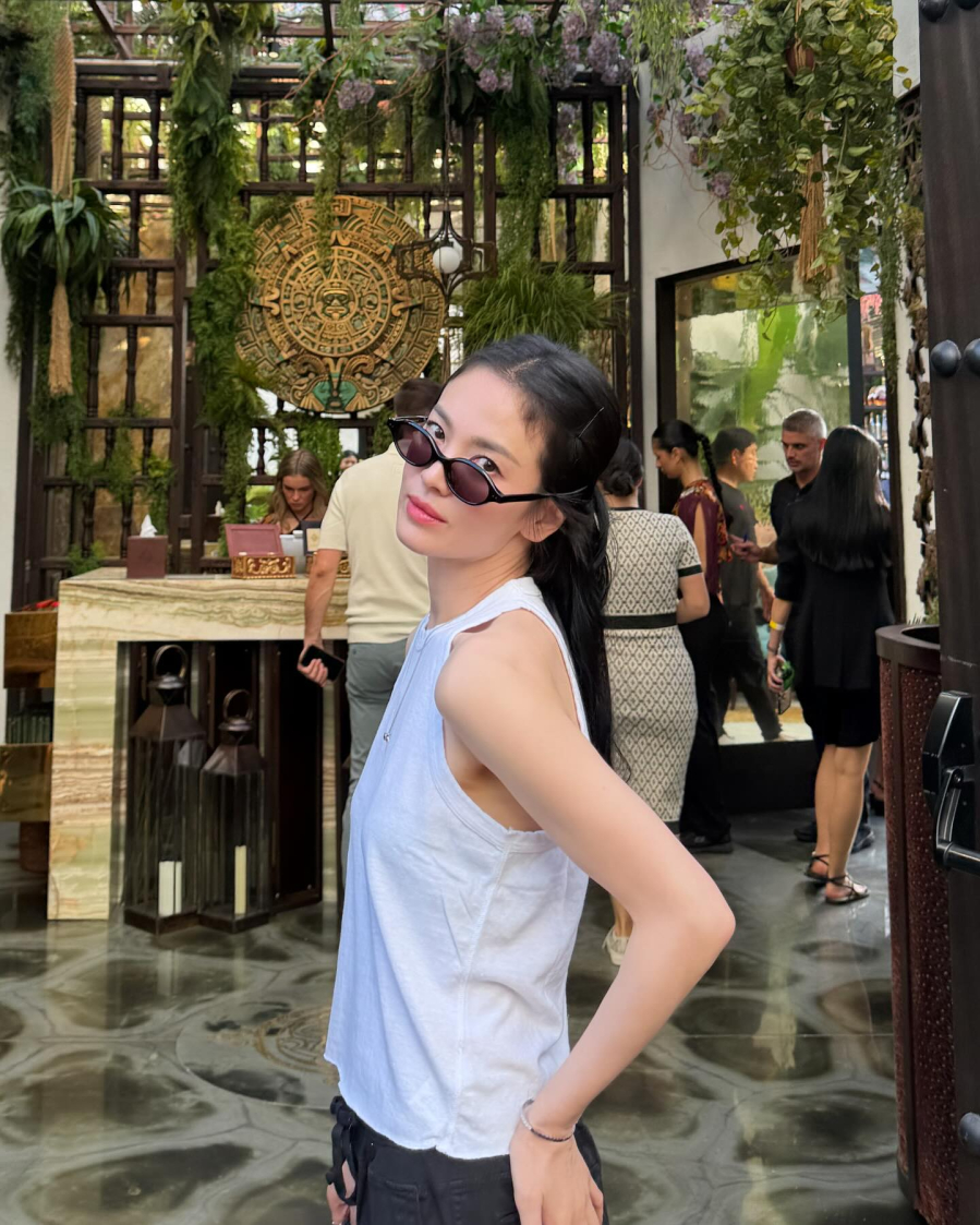  Điểm thú vị của set đồ này nằm ở khả năng “biến hóa” chỉ nhờ một món phụ kiện nhỏ như kính râm, giúp tổng thể trở nên cá tính và cuốn hút hơn hẳn.