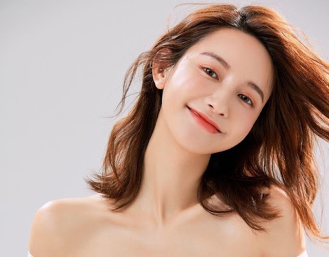 Cà chua là thực phẩm quen thuộc nhưng lại chứa nhiều dưỡng chất có lợi cho da, đặc biệt là vitamin C và lycopene. 