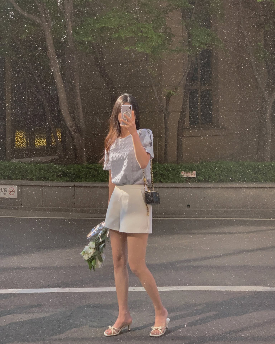 Khi kết hợp cùng áo thun, áo hai dây hoặc sơ mi mỏng, outfit sẽ mang đậm tinh thần mùa hè năng động.