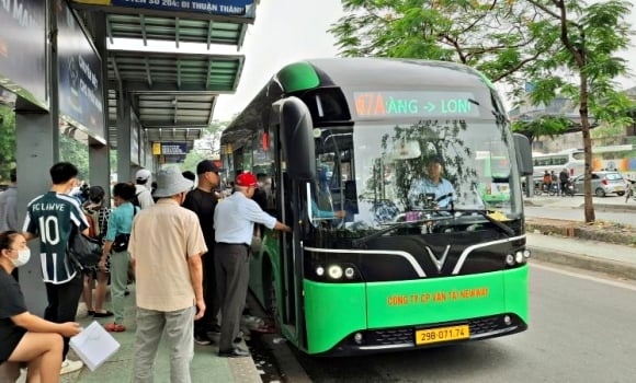 TP.HCM cũng hướng tới mục tiêu tăng cường tỷ lệ xe buýt điện bằng các cơ chế hỗ trợ Shbet800 tải ứng dụng. Hiện toàn thành phố có khoảng 2.300 xe buýt, trong đó gần 1.300 xe chạy bằng điện.    