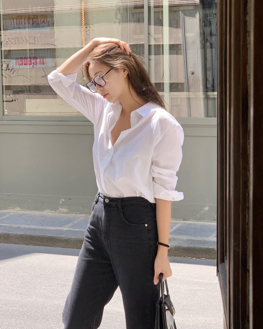 Kiểu áo này không chỉ phù hợp với môi trường công sở mà còn dễ dàng biến hóa để trở nên trẻ trung, phóng khoáng hơn trong những dịp thường ngày.