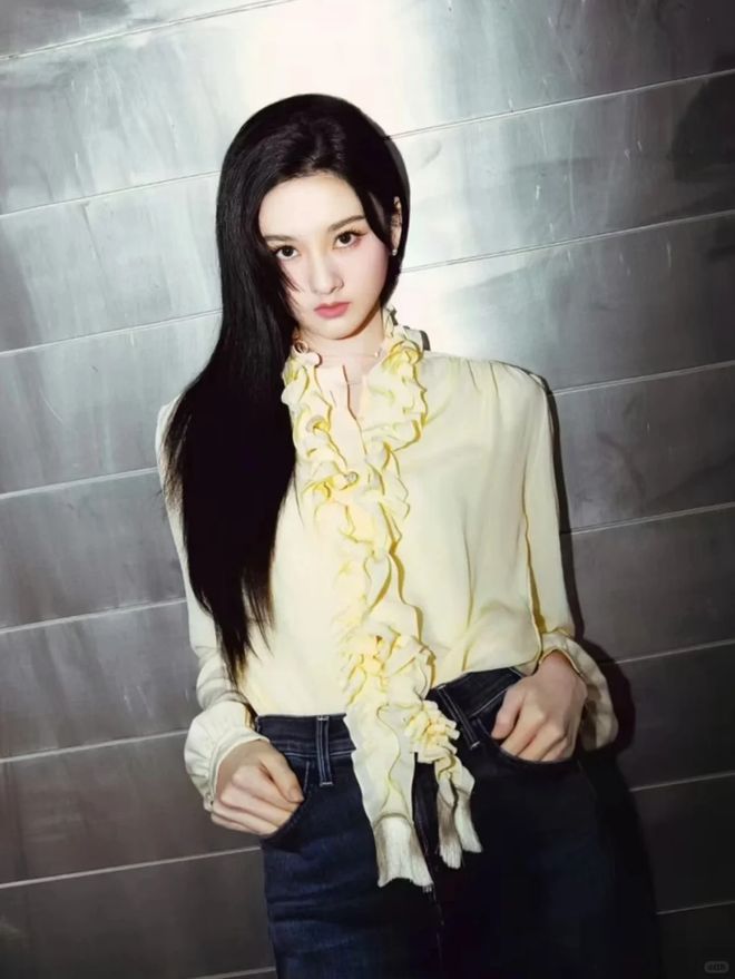 Những chất liệu như voan, lụa hay vải sheer khi kết hợp cùng các đường nhún nhẹ tạo nên hiệu ứng mềm mại, giúp tổng thể Shbet999 com đăng nhập trở nên thanh thoát hơn. 