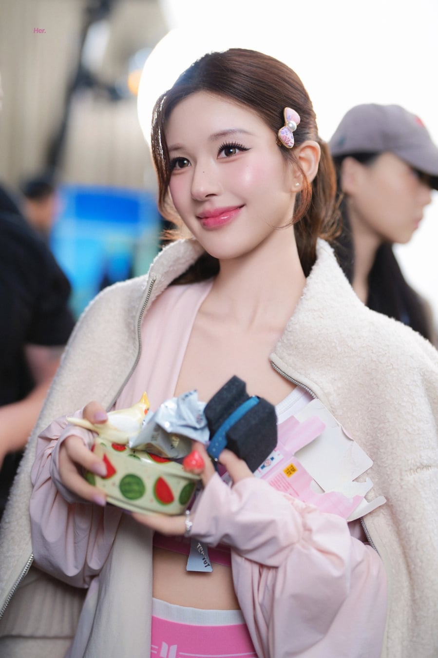  Tổng thể makeup không quá đậm, tập trung vào Mừng SHBET phiên bản mới 2025 căng mịn và đôi má ửng hồng tự nhiên, tạo cảm giác tươi tắn và tràn đầy sức sống.