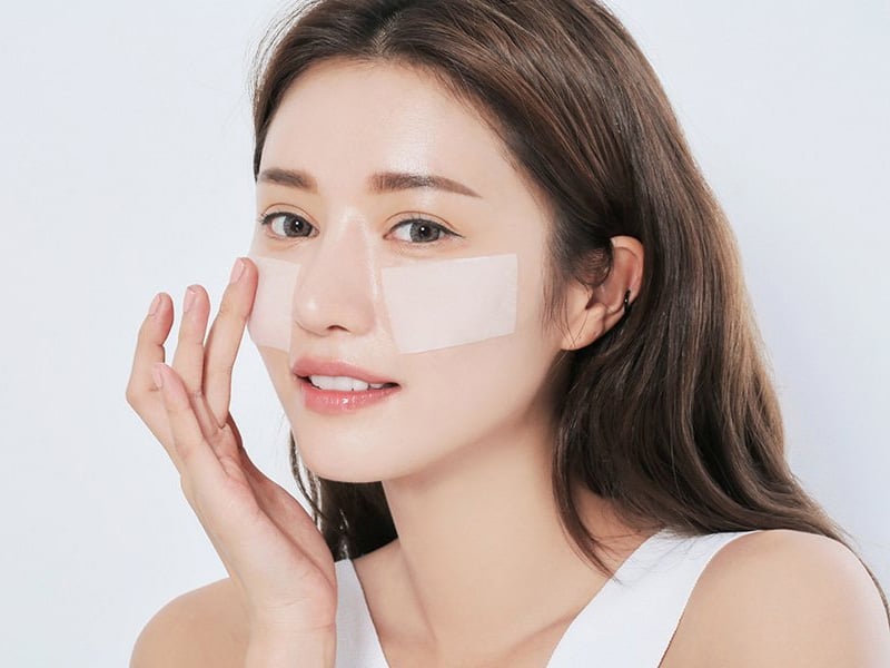 Khi được cung cấp đủ nước, da sẽ tự điều chỉnh lượng dầu tiết ra, từ đó giảm tình trạng bóng nhờn.