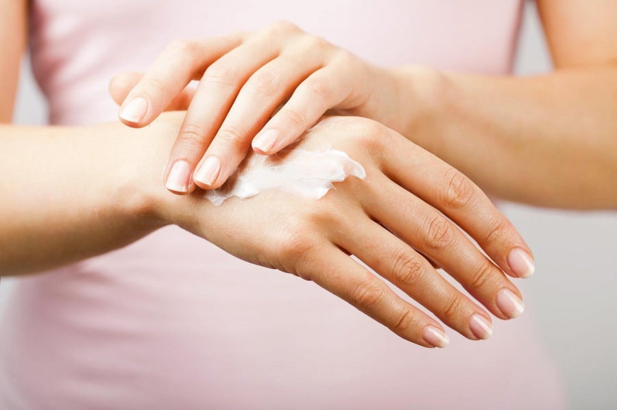 Những loại xà phòng hoặc dung dịch rửa tay có thành phần dịu nhẹ, giàu dưỡng chất sẽ giúp loại bỏ tạp chất mà không làm tổn hại đến lớp màng bảo vệ tự nhiên của da.