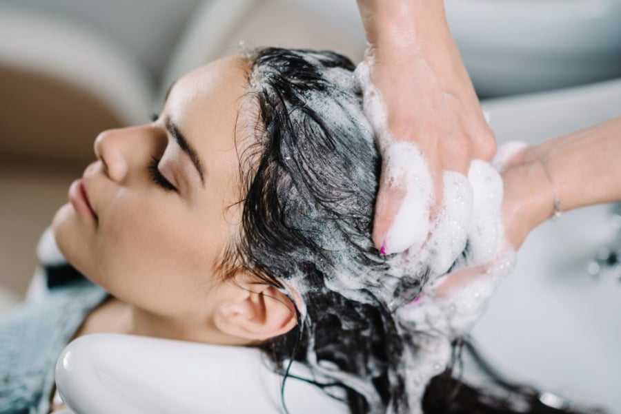 Điểm đặc biệt của phương pháp này không nằm ở sản phẩm sử dụng mà ở cách thực hiện và thời gian tác động lên da đầu.    