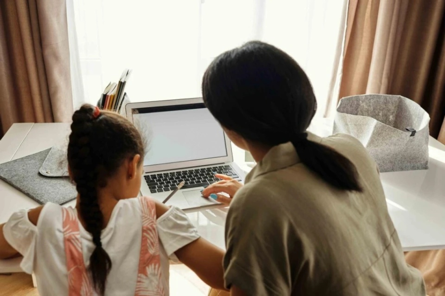 Chính vì vậy, đôi khi điều con cần không phải là một người mẹ hoàn hảo, mà là một người mẹ biết lắng lại, biết chia sẻ và giữ được sự cân bằng cảm xúc trong Shbet16 chơi game trực tuyến hằng ngày.    