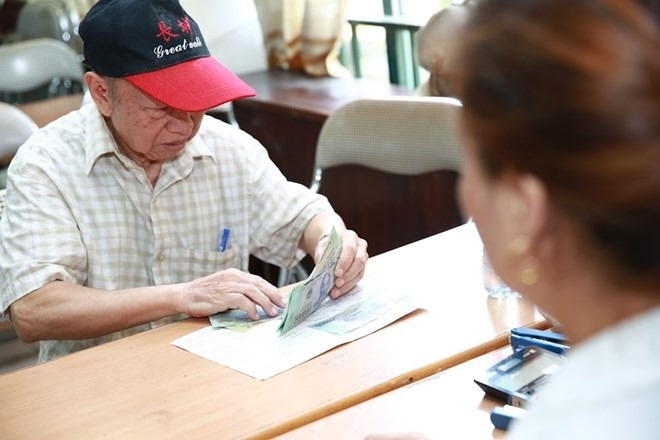 Thực hiện chỉ đạo này, Thủ tướng Chính phủ đã ban hành Công văn 38/TTg-QHĐP, xác định việc điều chỉnh lương cơ sở, lương hưu và các chế độ phụ cấp, trợ cấp là nhiệm vụ trọng tâm, giao Bộ Nội vụ chủ trì triển khai các nội dung liên quan.    