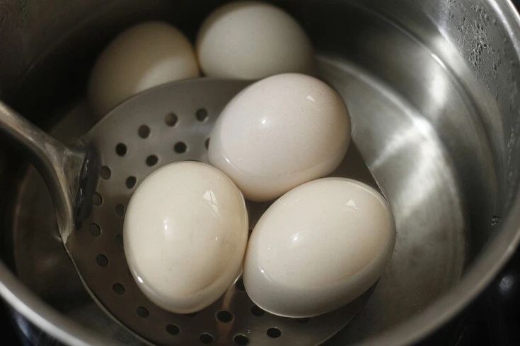Lòng đỏ trứng chứa hàm lượng cholesterol tương đối cao