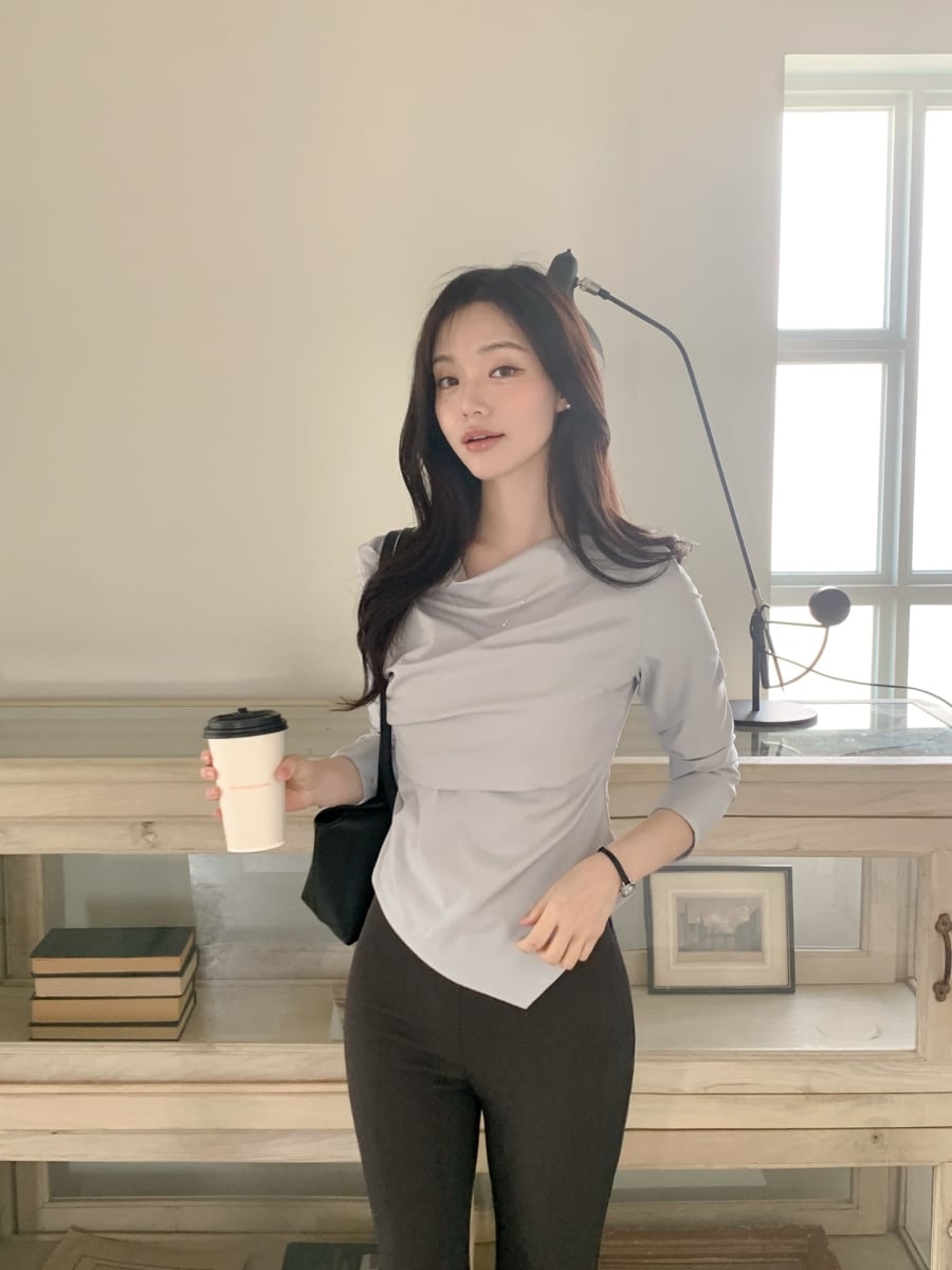 Thiết kế gấu vát tạo nên điểm khác biệt nhờ đường cắt không đối xứng, thường kéo dài về một phía hoặc nhọn dần xuống dưới.