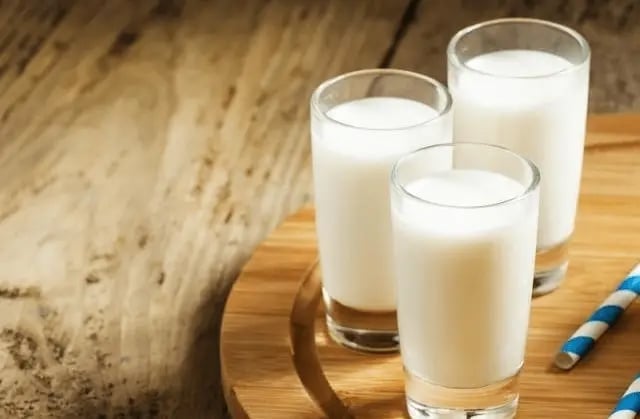 Theo Hướng dẫn chế độ ăn uống, người trưởng thành nên tiêu thụ khoảng 300 gram sữa/ngày (tương đương 1 – 1,5 ly) hoặc một lượng tương đương từ các sản phẩm sữa khác. 