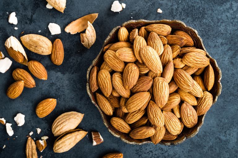 Hạnh nhân là một trong những loại hạt nổi bật nhờ hàm lượng vitamin E dồi dào 
