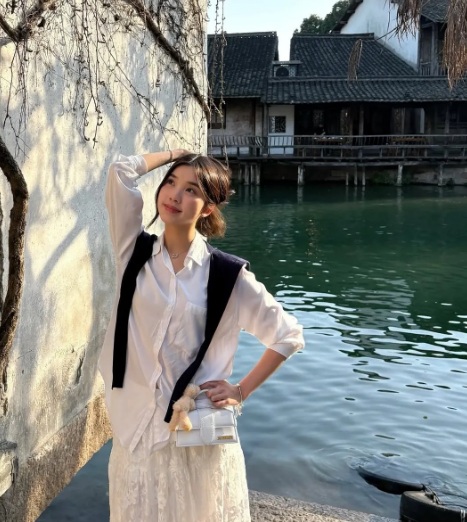 Cách phối này tạo điểm nhấn nhẹ nhàng mà không cần thay đổi quá nhiều trong tổng thể Shbet999 com đăng nhập.