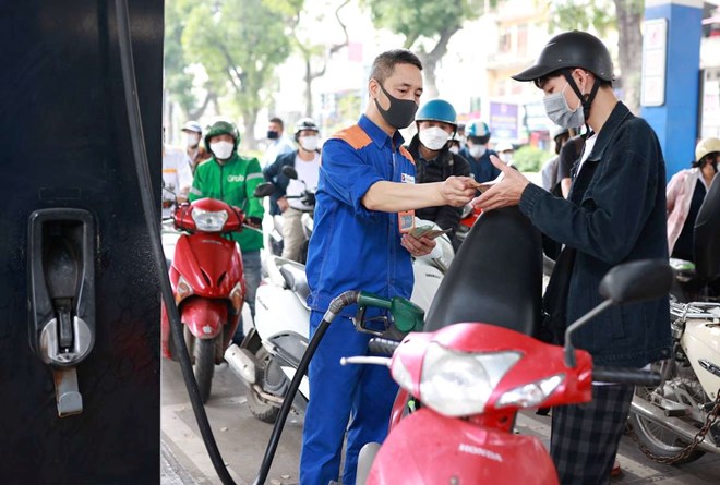 Theo điều chỉnh mới, giá bán lẻ tối đa đối với các mặt hàng xăng dầu phổ biến đều giảm so với kỳ trước.