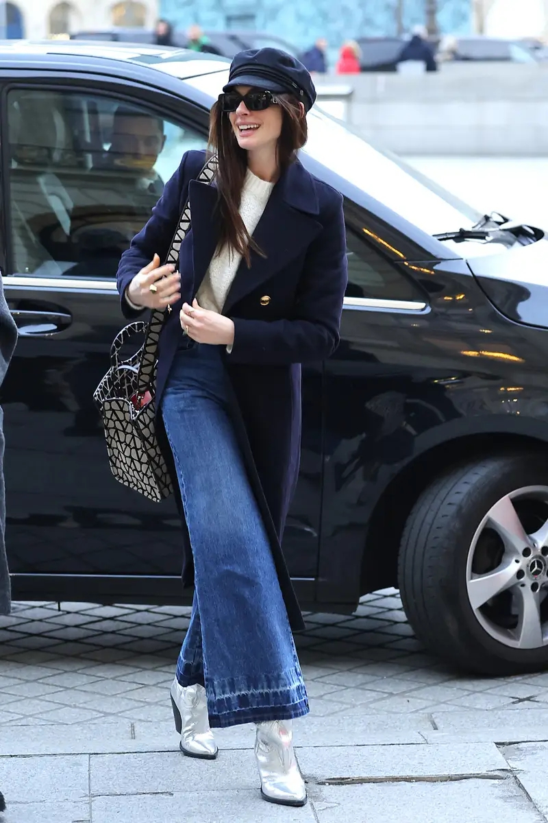 Trong những ngày thời tiết mát mẻ, việc kết hợp áo khoác dạ dài với quần jeans là lựa chọn vừa thực tế vừa thời trang. 