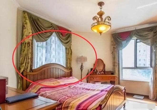 Một trong những điều cần tránh là đặt đầu giường sát bức tường có cửa sổ. 