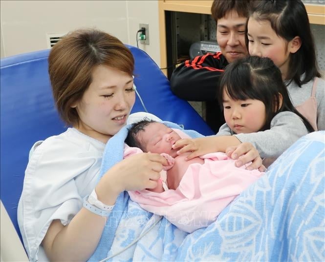 Đáng chú ý, nếu người lao động thuộc các trường hợp trên nhưng đã chấm dứt hợp đồng lao động hoặc nghỉ việc trước thời điểm sinh con thì vẫn được hưởng chế độ thai sản theo quy định của Luật Bảo hiểm xã hội 2024.
