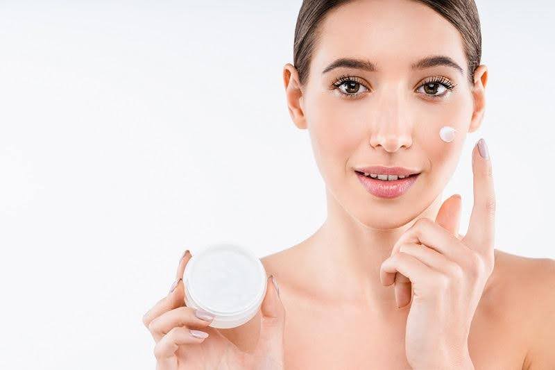 Việc bổ sung serum hoặc kem dưỡng phù hợp sẽ giúp khóa ẩm, đồng thời hỗ trợ quá trình tái tạo diễn ra hiệu quả hơn trong khi ngủ. 