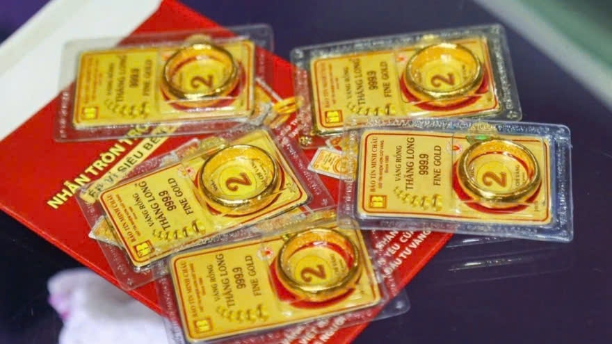 Tại DOJI, vàng nhẫn 9999 cũng giảm 300.000 đồng/lượng, giao dịch quanh mức 169,4–172,4 triệu đồng/lượng (mua – bán).    