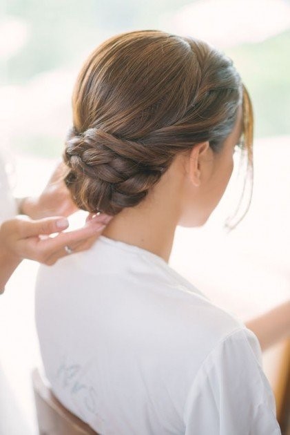 Một trong những biến tấu đáng chú ý là kết hợp tết tóc với búi thấp. 