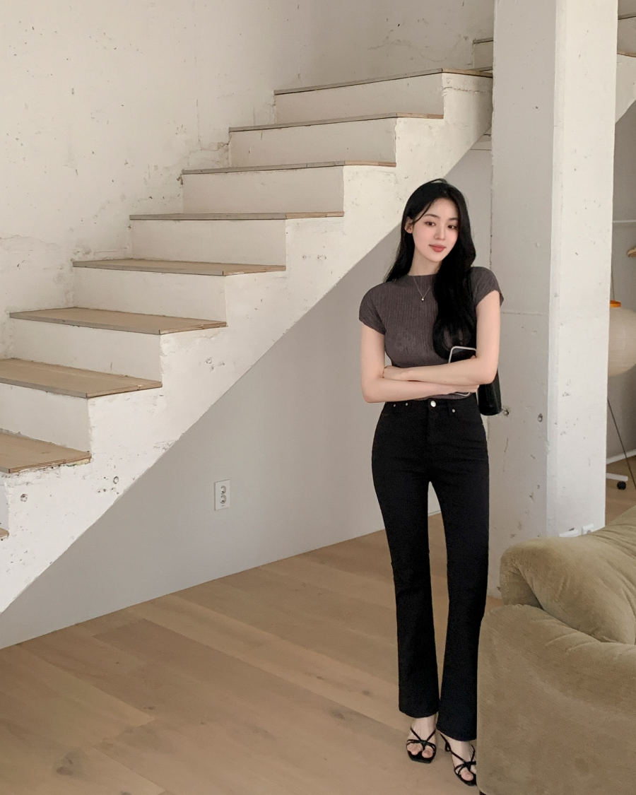 Điểm nổi bật của kiểu quần này nằm ở phần ống loe, giúp cân bằng giữa phần hông và bàn chân. 