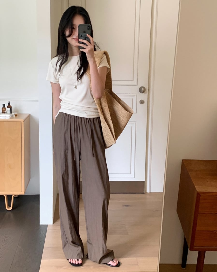 Quần vải thô ống suông là lựa chọn lý tưởng cho những ai muốn duy trì sự dễ chịu mà vẫn giữ được vẻ ngoài chỉn chu. 